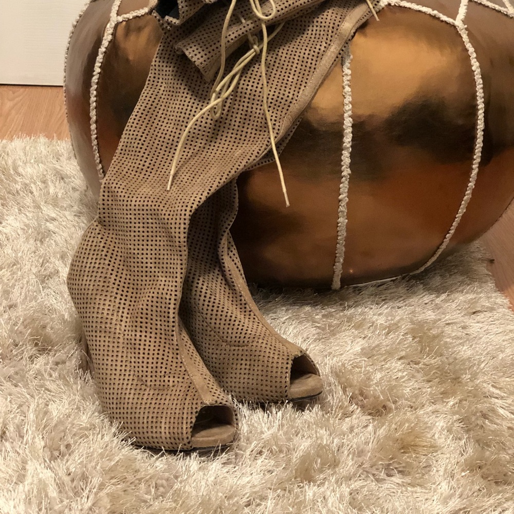 Boots - Picture 3 of 5